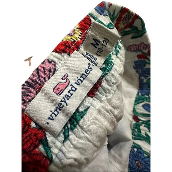 Beautiful Vineyard Vines Girls bold and bright floral print covers a soft cotton - Picture 4 of 4